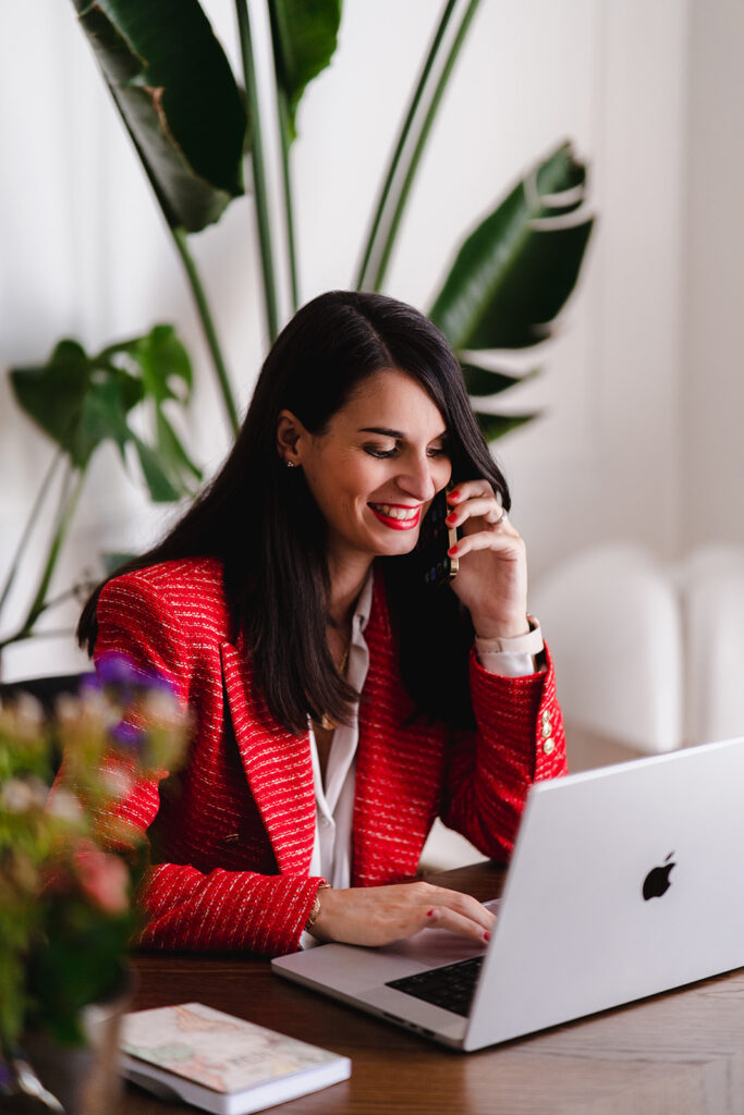 Ludivine Antonetti community manager corsetravaillant sur un ordinateur portable