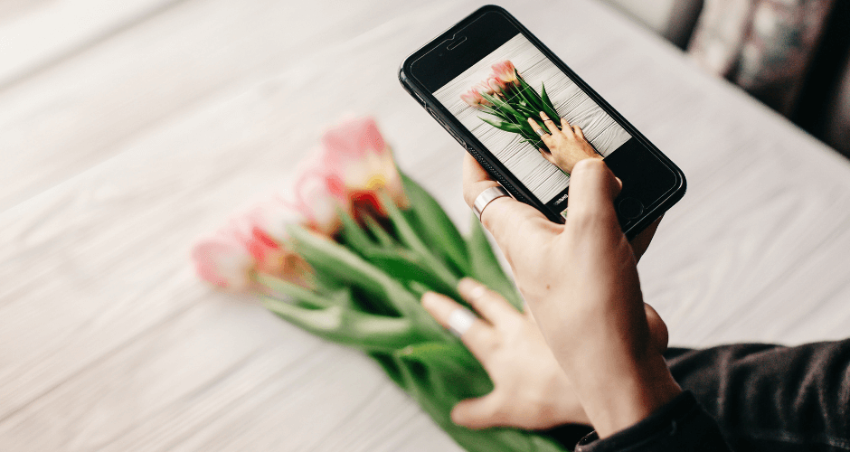 Community Manager à Ajaccio gérant les réseaux sociaux d’une entreprise locale